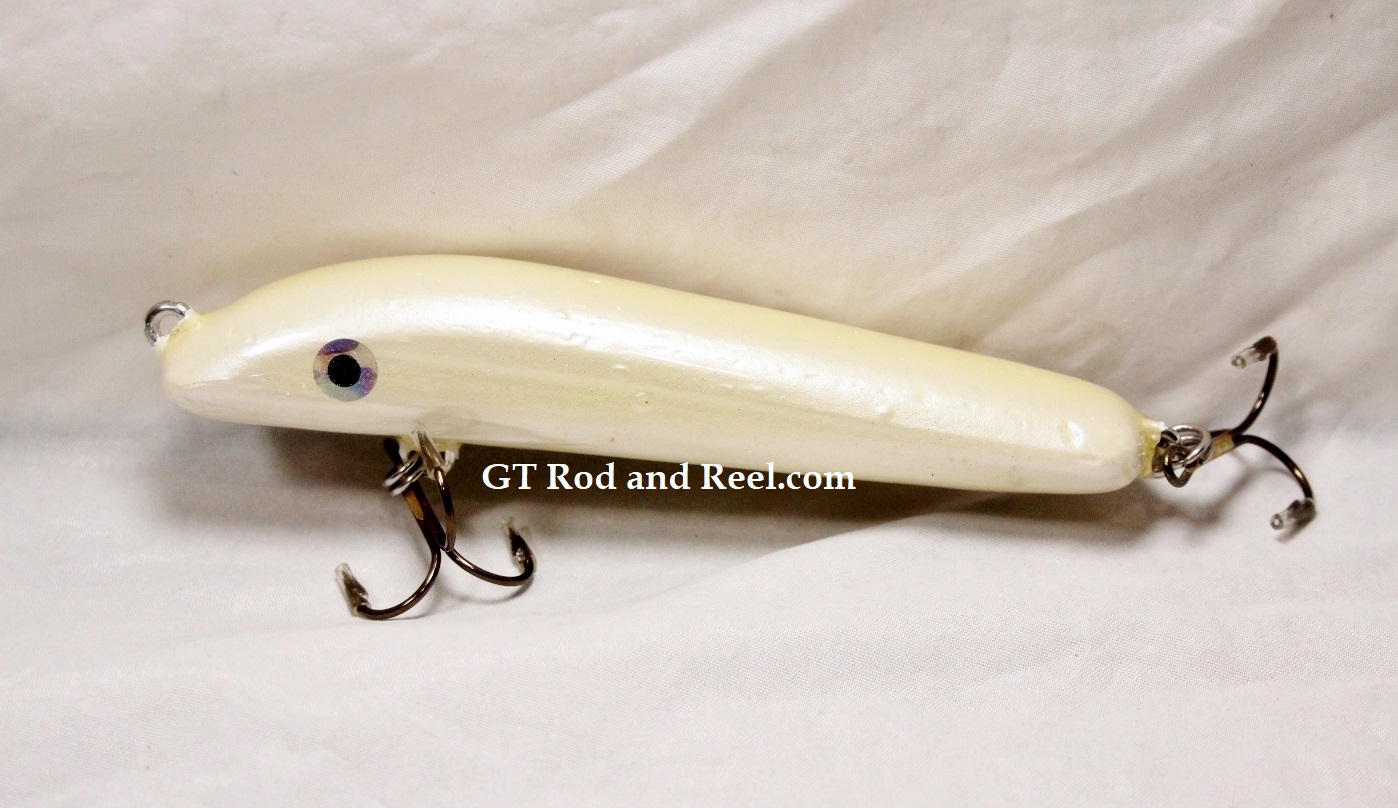 Pearson Plug 5.5 Suicide Sucker White ShadThese 5.5 glide jerk baits have  a large body shape, and wide glide walk-the-dog-action. The jerk bait has  thicker profile than minnow jerk baits. These baits